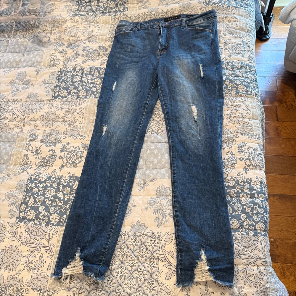 Trendy Distressed Skinny Jeans in Blue